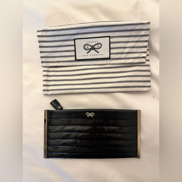 ANYA HINDMARCH PATENT LEATHER CLUTCH WITH ZIPPER AND GOD ACCENTS. With dustbag. - Picture 2 of 8